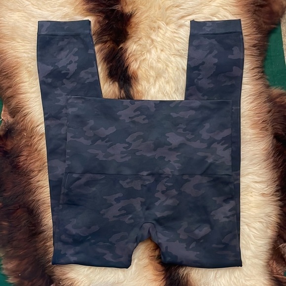 Spanx Look at Me Now Camouflage Hi Rise Seamless Leggings - Picture 3 of 6